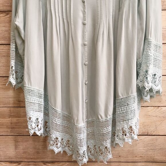 SOLITAIRE‎ TOP WITH COTTON CROCHETED LACE IN ICE BLUE - Picture 2 of 9